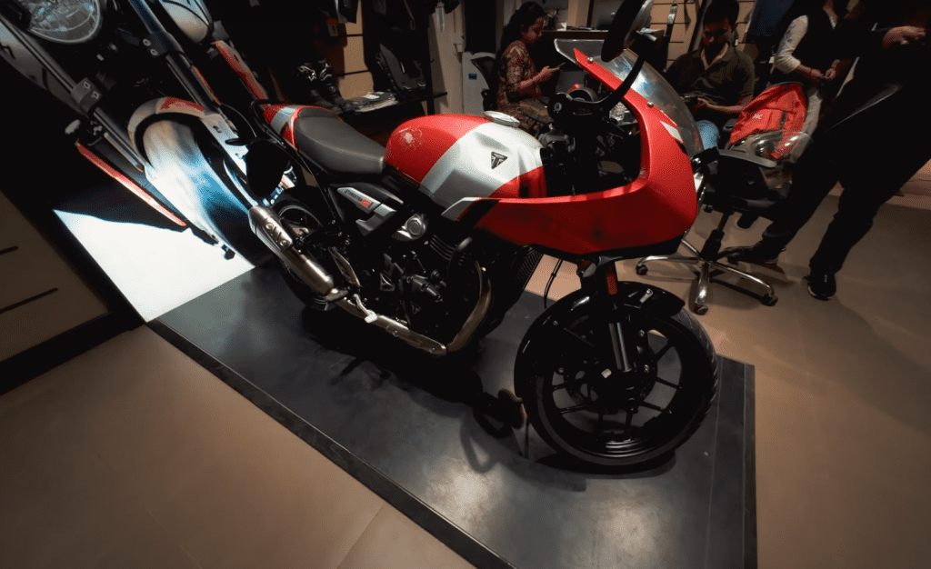 Triumph Thruxton 400 Review: Specs, Price & Features