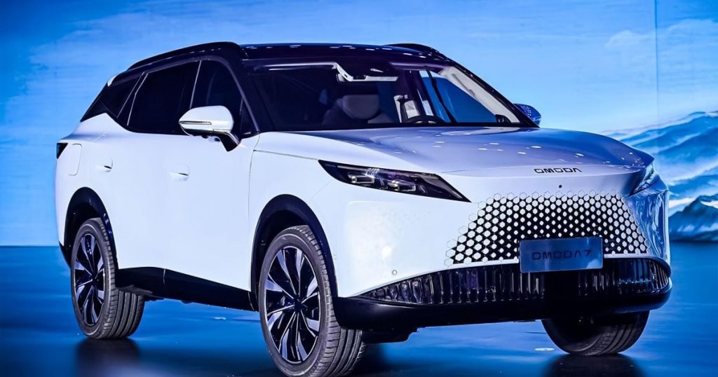 Omoda 5 hybrid and omoda 7 phev suvs on the