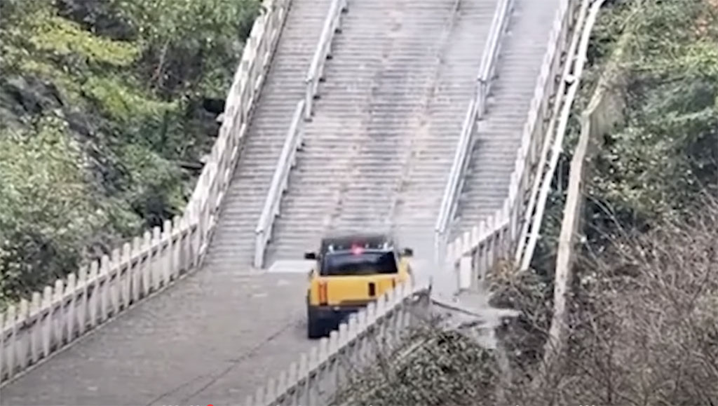 Chinese Chery Fulwin X3L SUV Stairway Stunt Turns Into Viral Misstep : Automotive Addicts Chinese chery fulwin x3l suv stairway stunt turns into viral