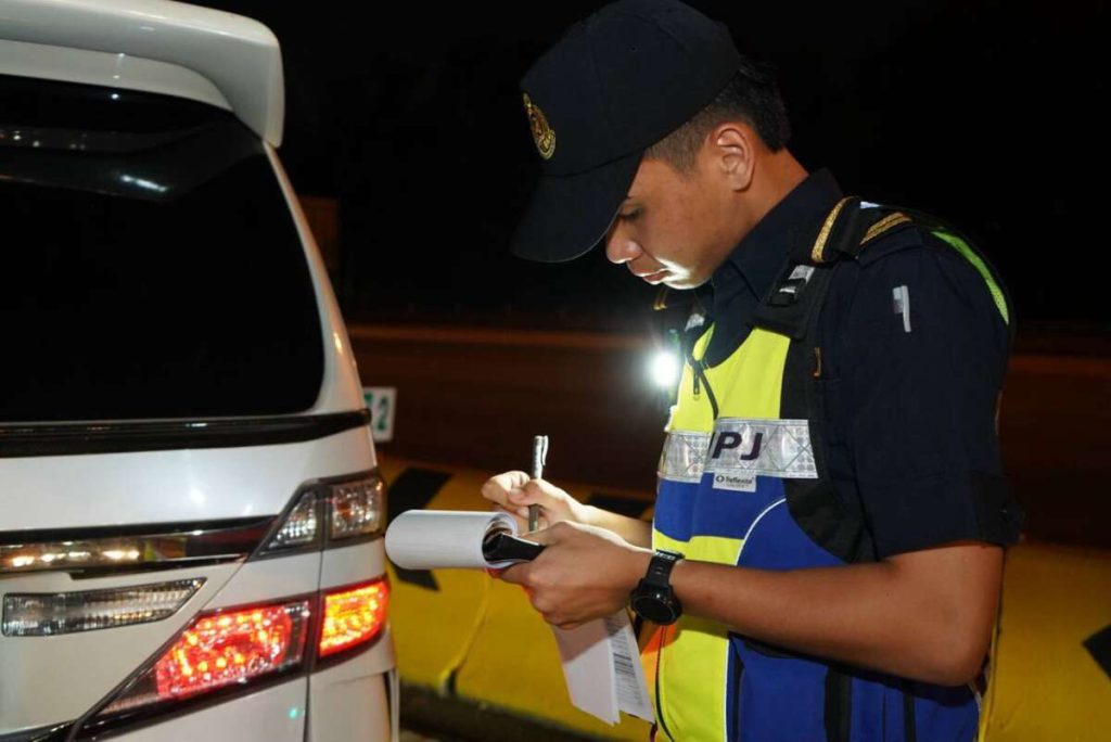 Unpaid JPJ saman to dam you from getting Budi95? MoT denies, says fuel subsidy available if lesen energetic Unpaid JPJ <em>saman</em> to block you from getting Budi95? MoT denies, says fuel subsidy available if <em>lesen</em> active