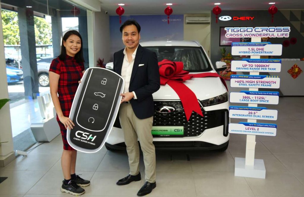 Klang lady wins a Chery Tiggo Cross Hybrid just by test driving a PHEV, husband gets the free automotive! Klang lady wins a Chery Tiggo Cross Hybrid just by test driving a PHEV, husband gets the free car!