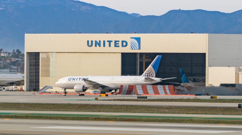 900 planes grounded due to engine shortage, claims united ceo